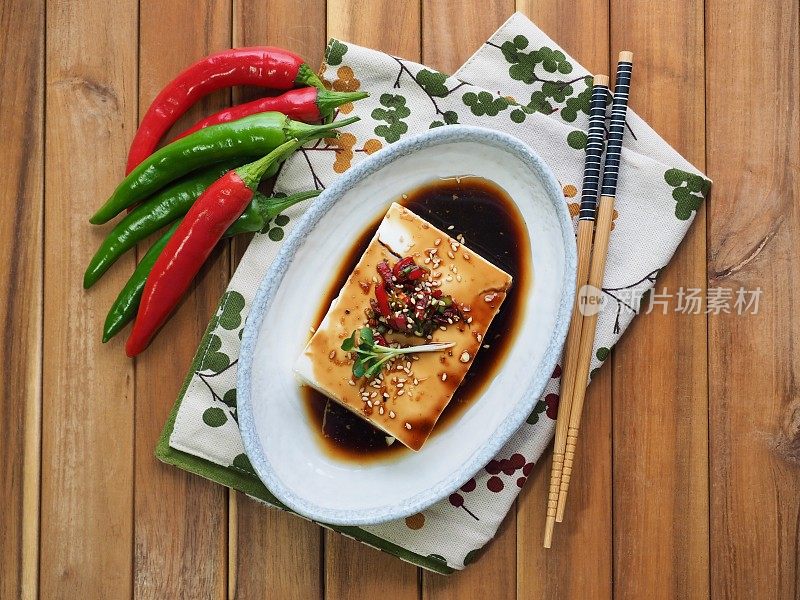 亚洲食物软豆腐和酱油