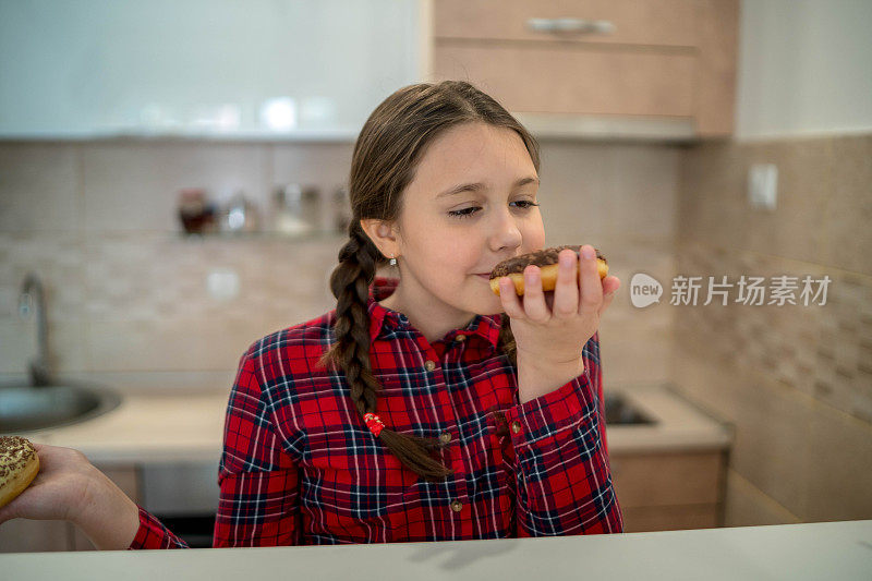 可爱的小女孩拿着甜甜圈