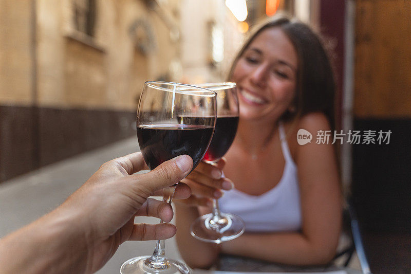一个快乐的女人和她的男朋友在餐厅喝了一杯红酒
