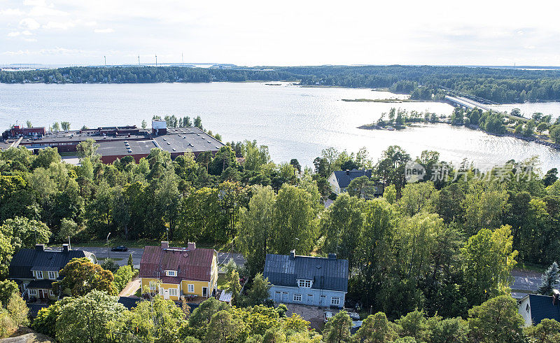 城市景观。芬兰科特卡的老城区中心。从顶部俯瞰海湾和小房子。