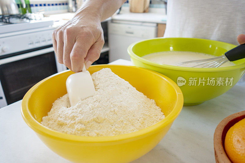 女子准备煎饼面糊