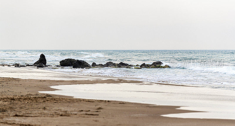 海滩上有大海和沙滩的岩石