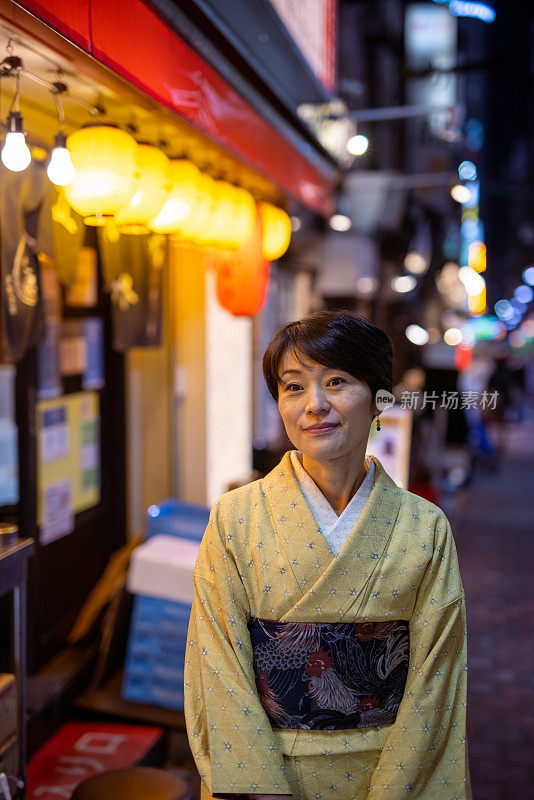 身着和服的日本妇女在秋天参观日本居酒屋巷子