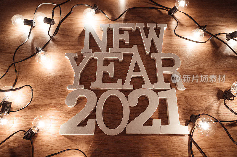 2021年新年文字木板与圣诞灯