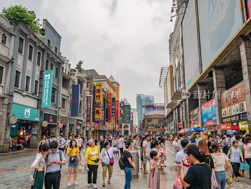 中国广州上下九步行街上陌生的人们。上下九步行街，简称上下九，是一条商业步行街