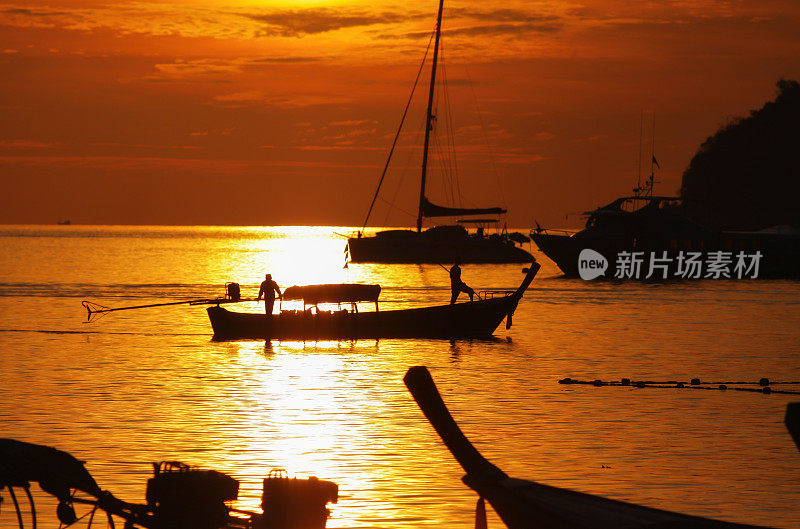 美丽的日落海滩在安达曼海傍晚，泰国，利比