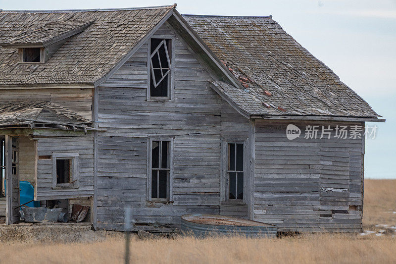 在美国西部的旧宅基地里的废弃的房子
