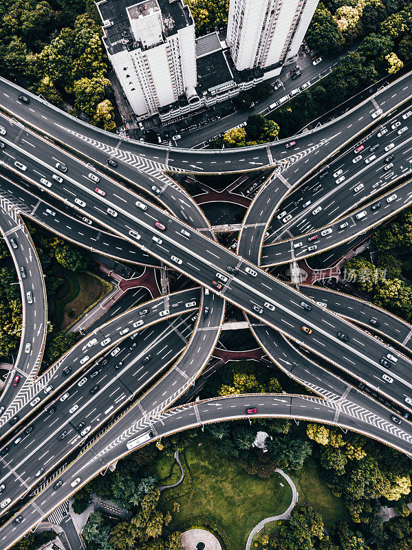 繁忙道路交叉口鸟瞰图