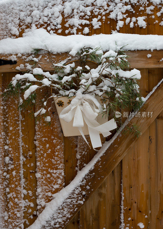 圣诞节装饰花园门在大雪