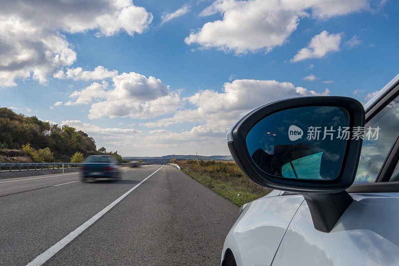 在高速公路上开车