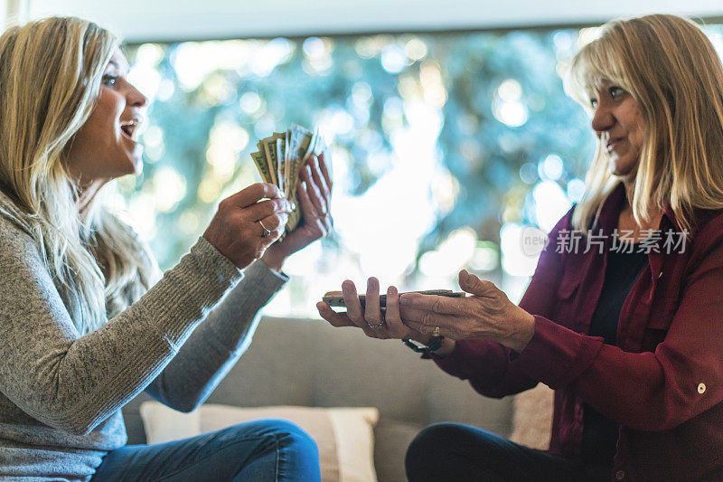 两个数钱和处理钱的成年女人