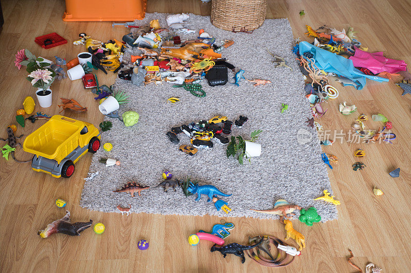 凌乱的儿童房间，各种各样的玩具