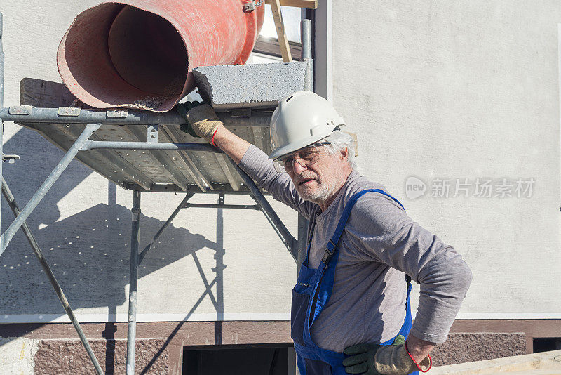 成年男子在家建筑工地上工作