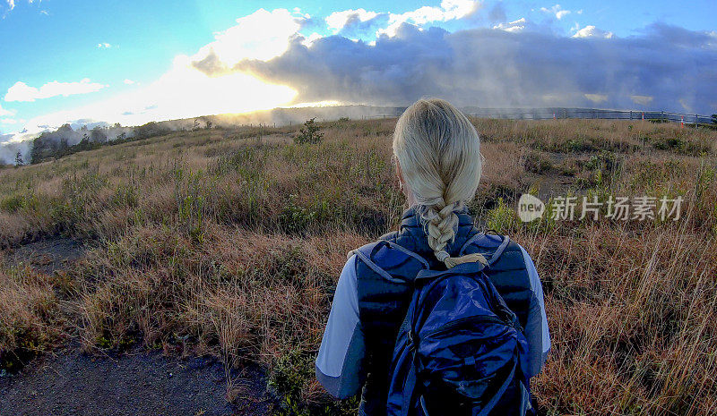 妇女探索环形山径，火山口Kīlauea