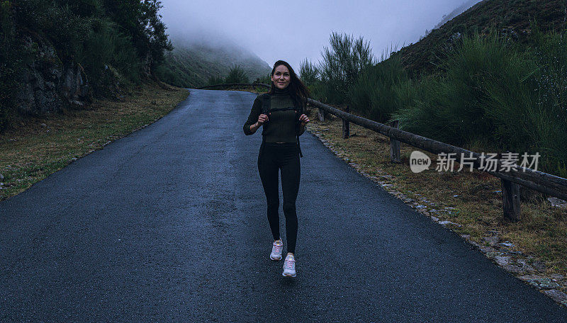 背着背包的年轻女子徒步旅行者在户外的山区旅行