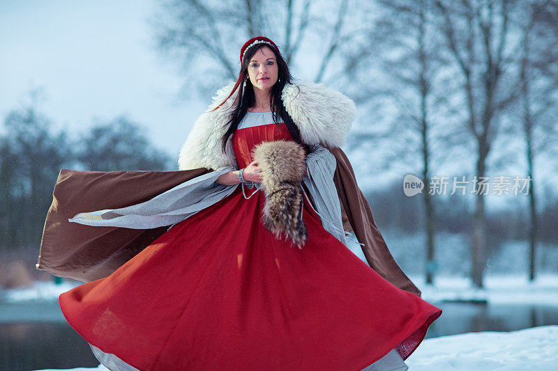 美丽的黑发女维京战士皇后在雪地里