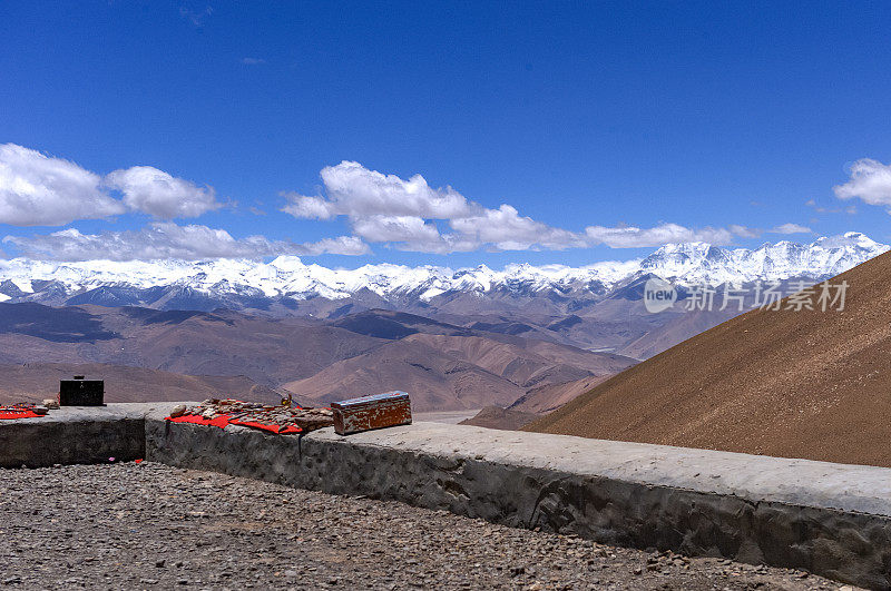 公路上的一个摊位，西藏高原的乡村景色，中国西藏自治区