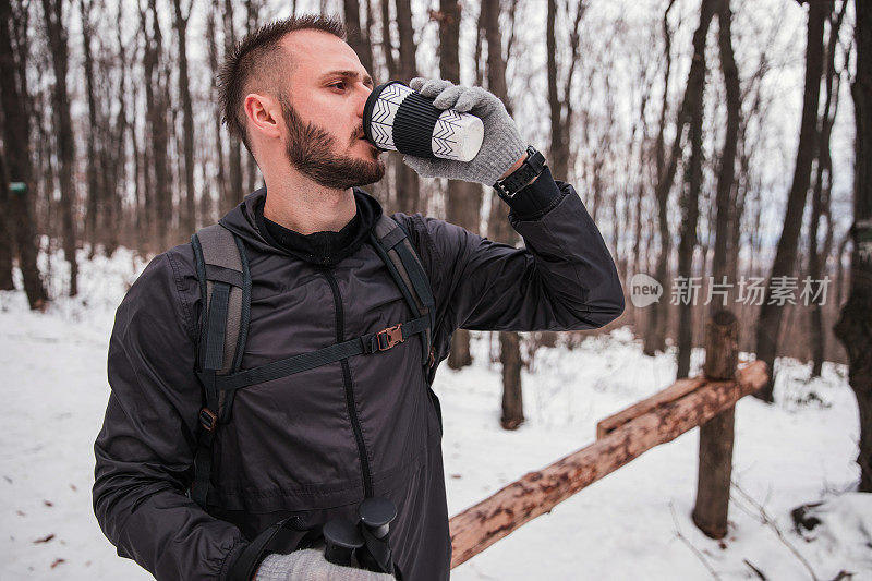 徒步旅行者在树林里喝热咖啡