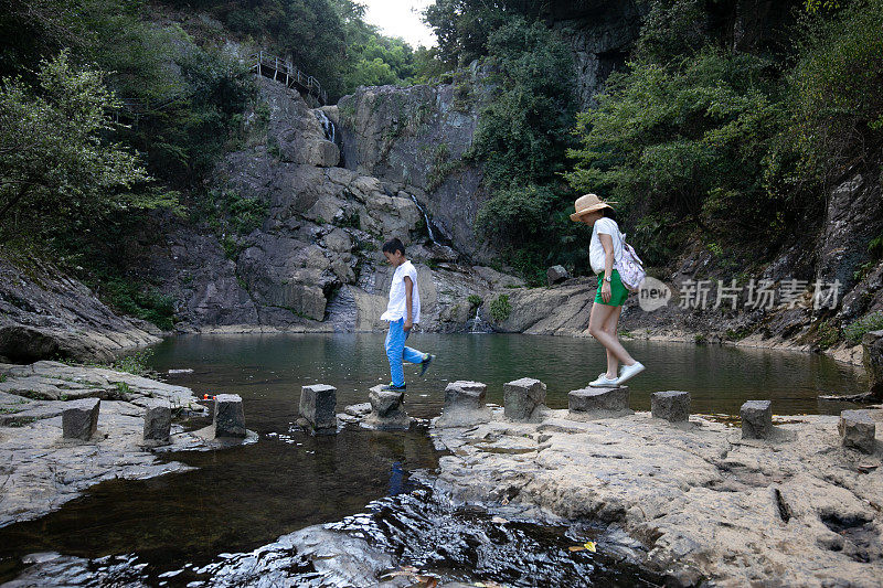 家人徒步旅行