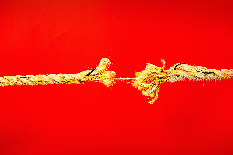 吊在一根线上:磨损的绳子快断了
