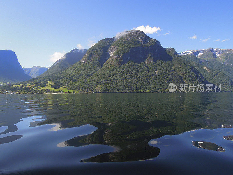 在一个美丽的夏日俯瞰挪威的索格尼峡湾