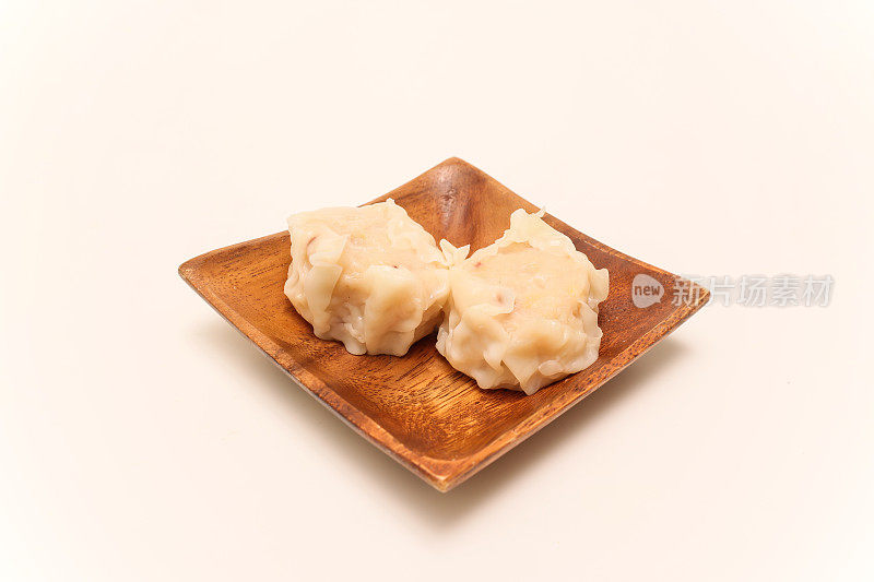 中国蒸虾饺，用薄面饼包着，叫做烧卖。