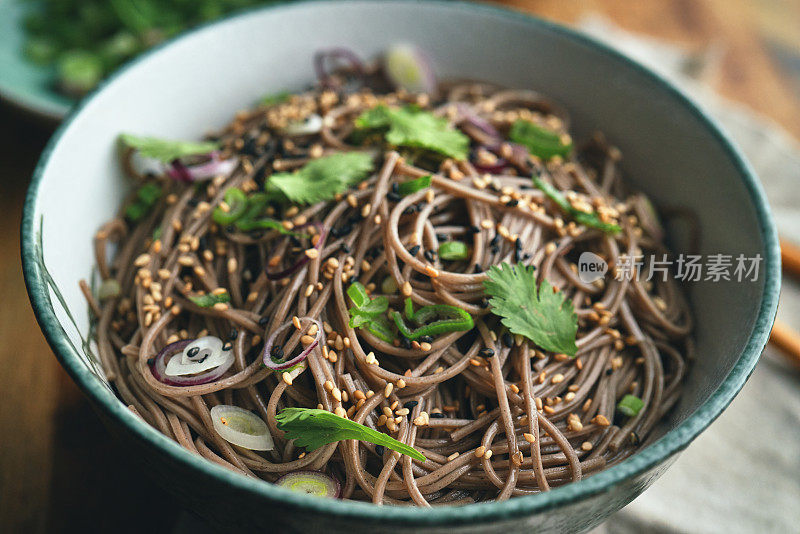 芝麻香菜酱油荞麦面