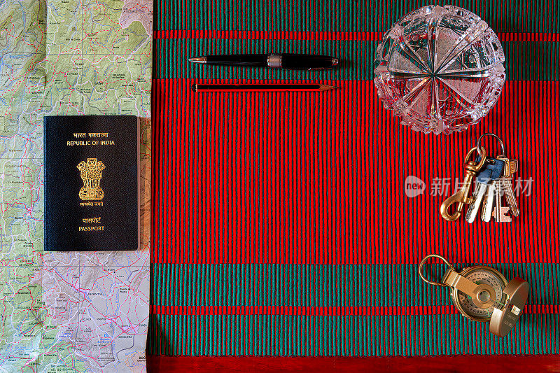 采购产品护照，地图，透镜罗盘，钢笔，铅笔和钥匙-准备在一个外国长时间的驾驶。平铺与复制空间