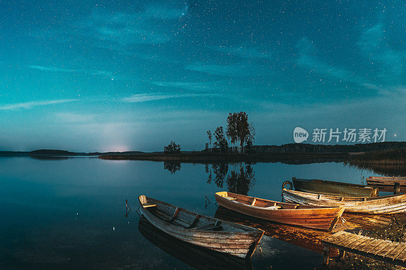 《真正的星空与湖上的夜星》。自然星空反射景观