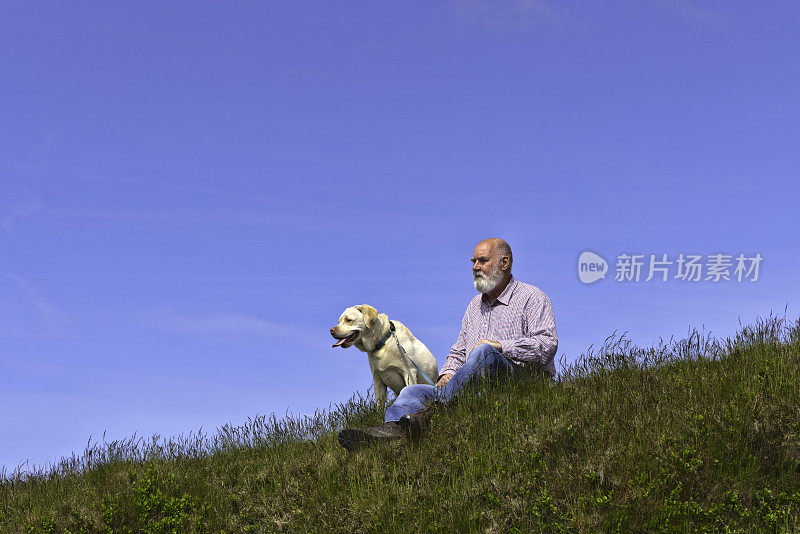 一位老人和他的狗在山顶地区