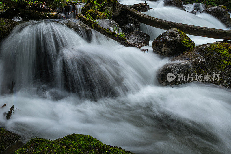 湍急的山河像瀑布一样从石头上流过