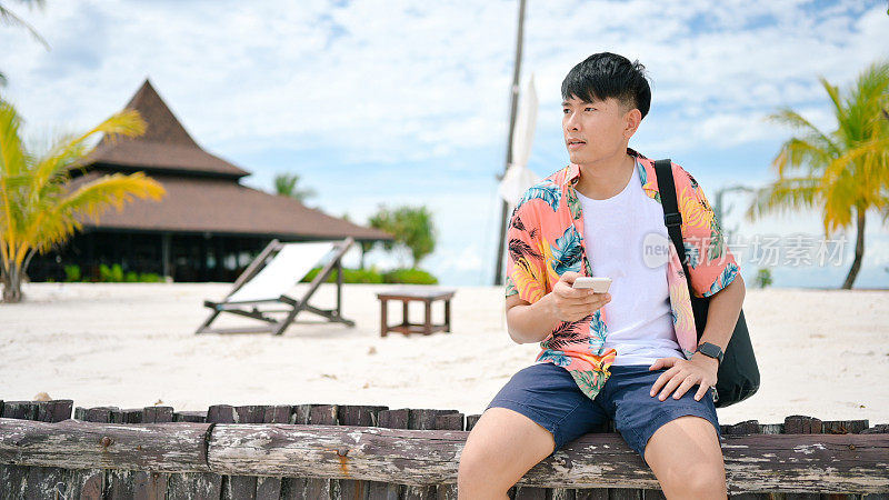 亚洲商人与商业伙伴交谈，在度假海滩椅上