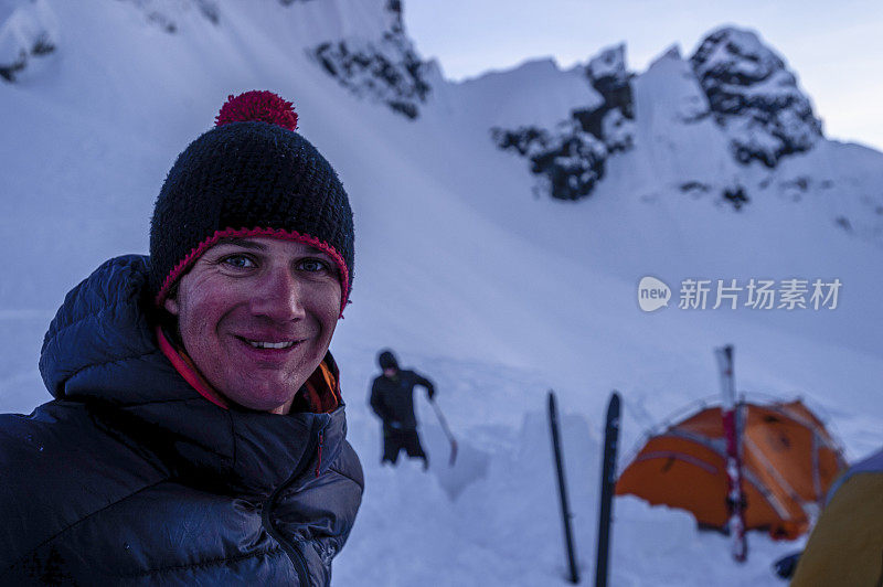 一名年轻男子在加拿大落基山脉的雪景中微笑