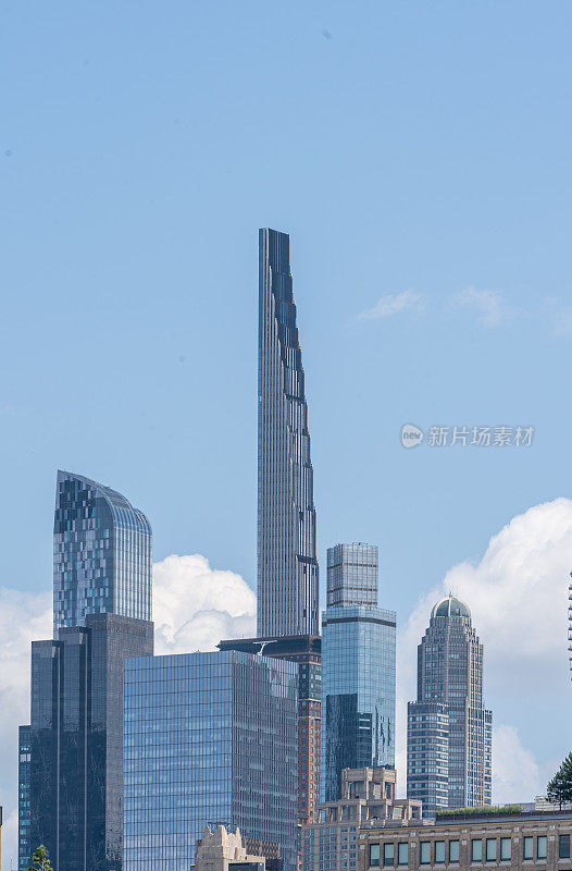 西57街111号的垂直视图，也被称为施坦威大厦，是纽约市曼哈顿中城社区的一座超高层住宅摩天大楼