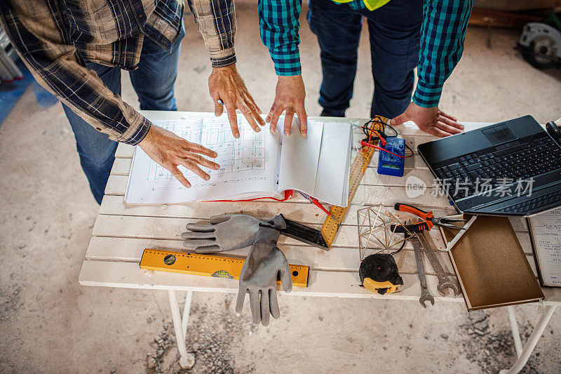 工程师和建筑师在工地看建筑图纸