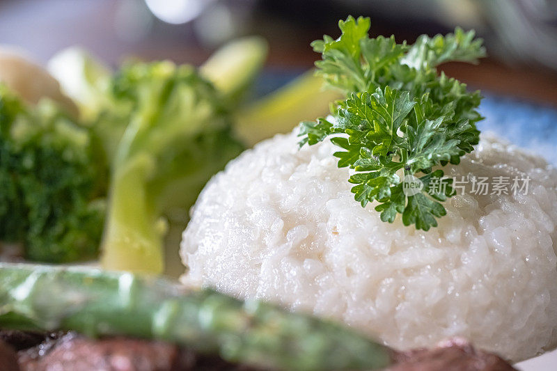 烧烤烤牛排，米饭和蔬菜盘