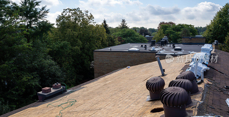 屋顶工人正在安装新的屋顶