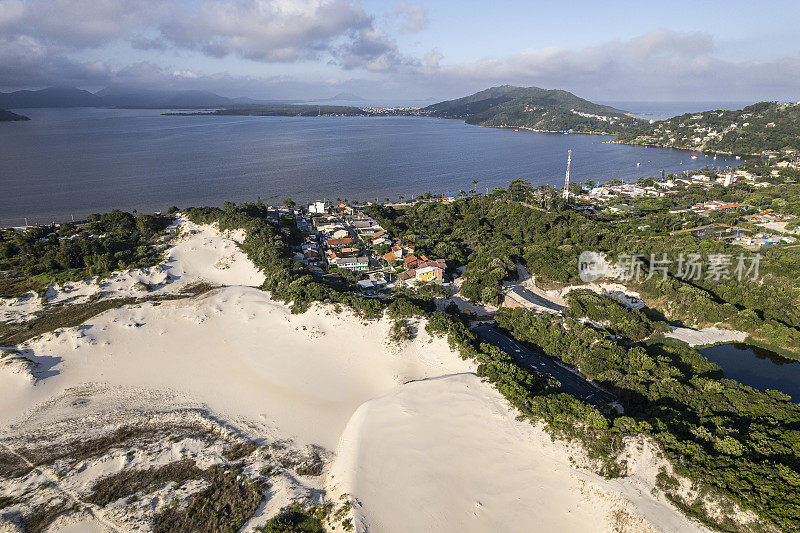 Joaquina公园的沙丘，Florianópolis城市地区的沙质、植被和湖泊环境