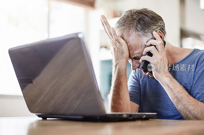 Facepalm指!一名愤怒的中年男子一边打电话一边打自己的前额