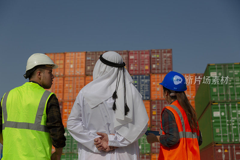 中东商人和工程师在一个大型商业码头上工作。