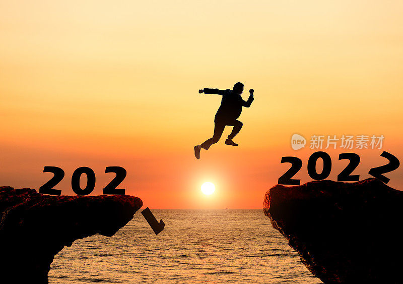 商人从2021年的悬崖跳到了2022年