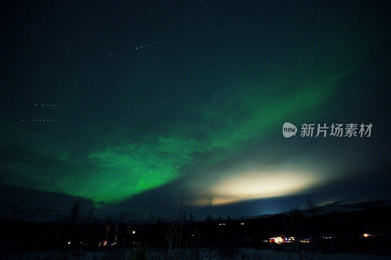 夜空中五颜六色的北极光。星星在山的轮廓上留下痕迹。数字化图像