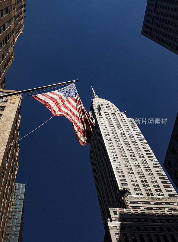 克莱斯勒大厦与美国国旗的低角度，曼哈顿中城，纽约，美国