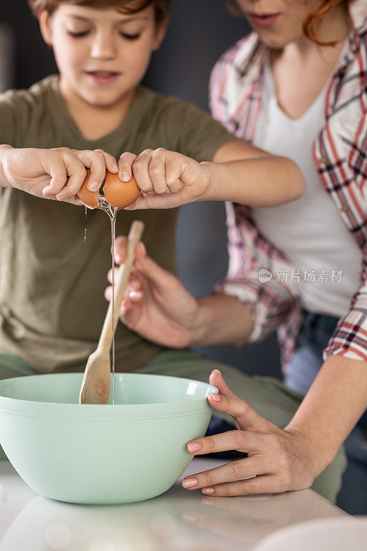 母亲和儿子一起在家烤饼干