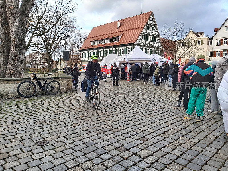 上午，在寒冷的街道上等待接种疫苗的人们。德国红十字会的疫苗接种帐篷。
