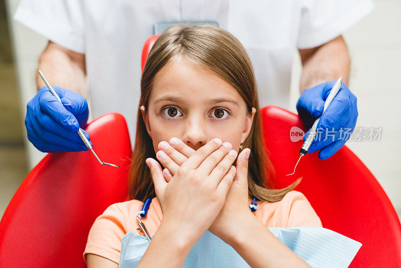 小白种女孩害怕牙医，害怕牙齿矫正师，感觉牙痛，疼痛。儿童口腔科，牙科护理