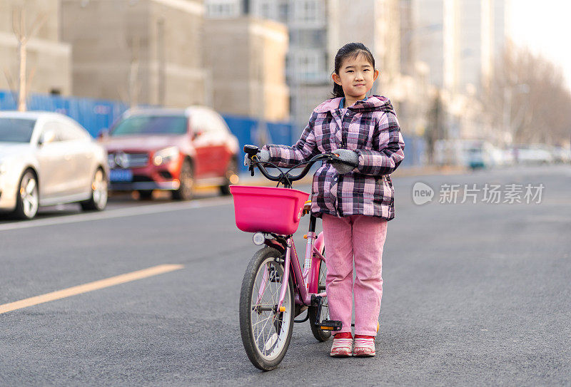 小女孩在路上骑车