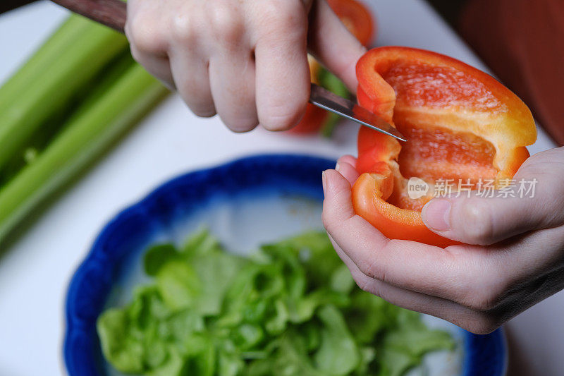 人类的双手正在做新鲜蔬菜沙拉