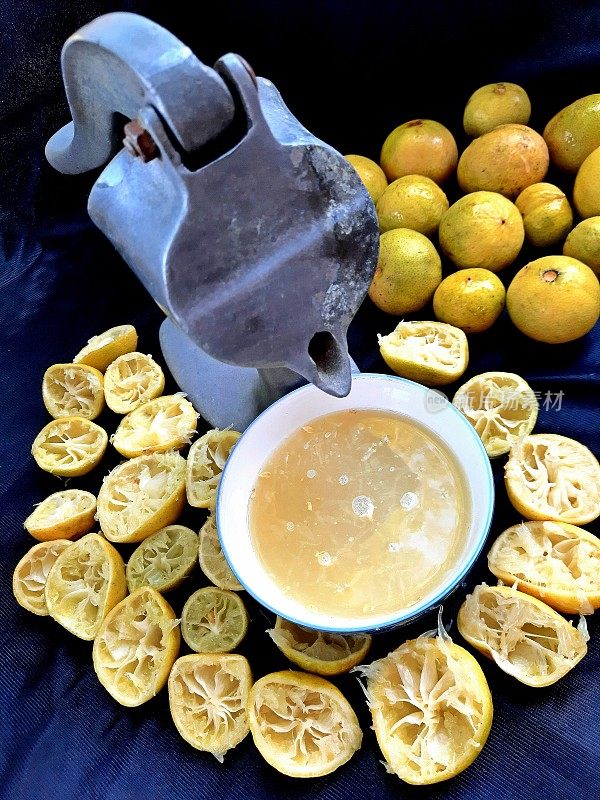 柠檬和榨汁机-柠檬汁饮料。