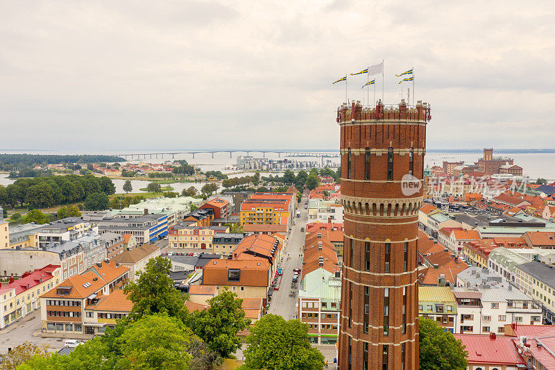 卡尔马城市景观，水塔关闭，Ölandsbron桥在背景